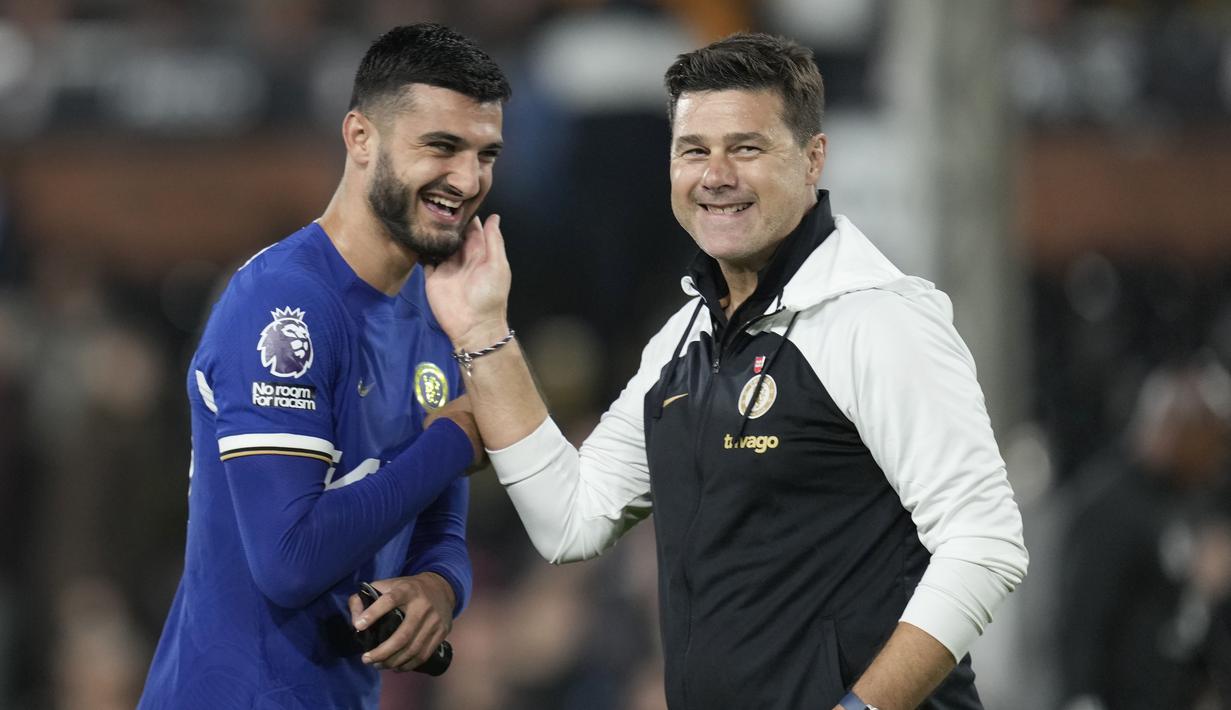 Pelatih Chelsea, Mauricio Pochettino (kanan), memberikan selamat kepada Armando Broja setelah berhasil mencetak gol kedua Chelsea ke gawang Fulham dalam pertandingan pekan ketujuh Liga Inggris 2023/2024 yang digelar di Craven Cottage, Selasa (3/10/2023) dini hari WIB. (AP Photo/Kin Cheung)