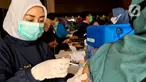 Paramedis melakukan penyuntikan vaksin Covid-19 kepada guru saat kegiataan vaksinasi massal untuk tenaga pendidik di Teraskota Mall. Tangerang Selatan, Banten, Rabu (28/04/2021). Lebih dari 3000 teanga pengajar ditargetkan mendapatkan vaksinasi. (merdeka.com/Arie Basuki)