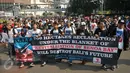 Aktivis 'For Bali' membentangkan spanduk saat kegiatan Car Free Day (CFD) di Bundaran HI, Jakarta, Minggu (10/4). Mereka menolak rencana reklamasi Teluk Benoa menyusul adanya wacana proyek tersebut akan berjalan terus. (Liputan6.com/Gempur M Surya)