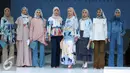 Sejumlah model berpose usai memperagakan busana rancangan desainer Ria Miranda saat tampil di Riamiranda The Fourth Annual Trend Show 2017 di Hall Senayan City, Jakarta, Sabtu (10/12). (Liputan6.com/Herman Zakharia)