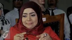 Muzdalifah saat berada di ruang sidang Pengadilan Agama Tanggerang, Selasa (1/9/2015). Muzdalifah akan menjalani sidang perdana gugatan cerai kepada suaminya Nassar. (Liputan6.com/Faisal R Syam)