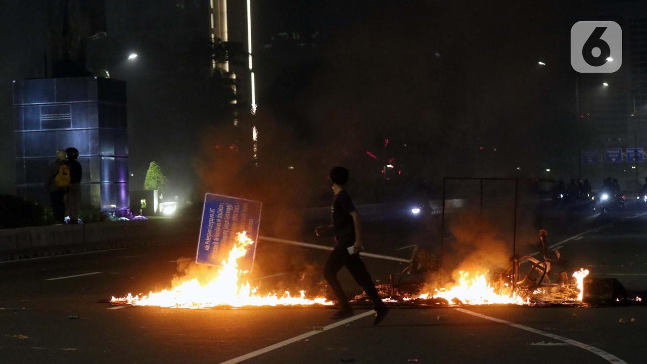 Demo Berujung Anarkis, Sebagian Jakarta Porak Poranda