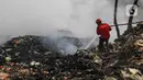 Baru pada pukul 05.30 WIB, api di TPS Limo berhasil dipadamkan. (Liputan6.com/Herman Zakharia)