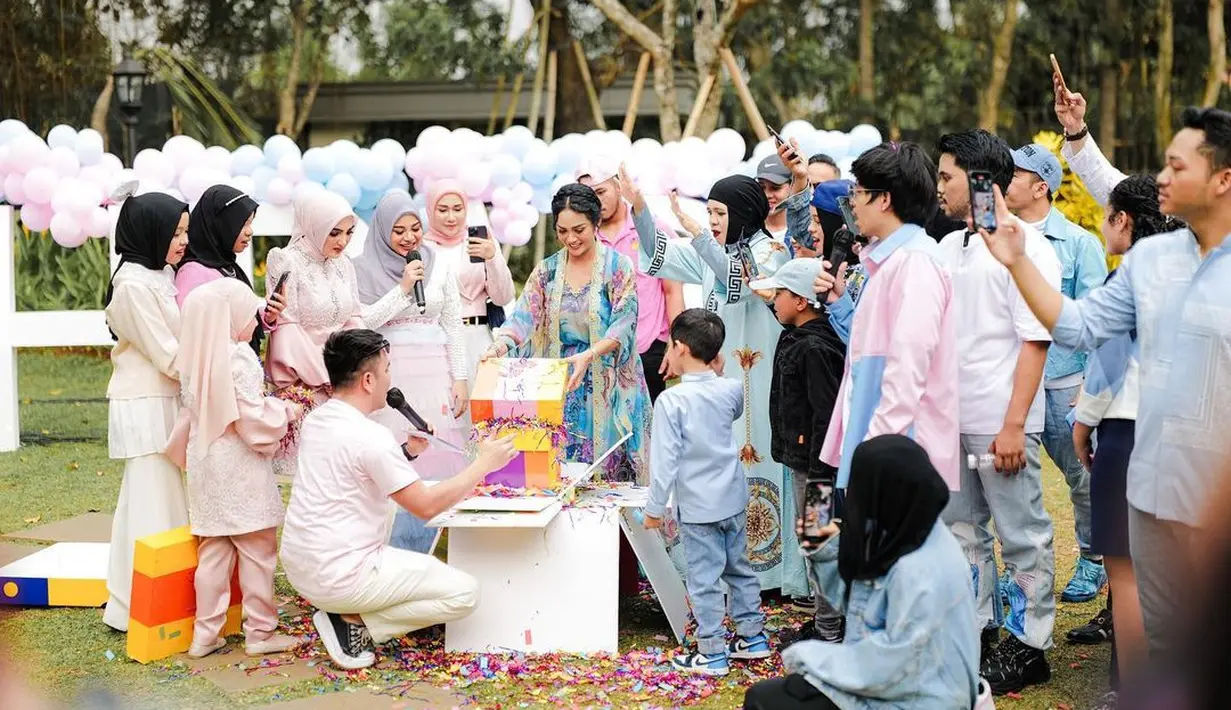 Mereka menyiapkan dekorasi berwarna biru dan pink khas pesta gender reveal, termasuk untuk pakaian yang dikenakan.
