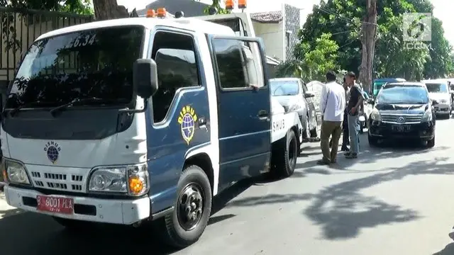 Petugas Dishub Jakarta Pusat menderek kendaraan warga yang parkir di trotoar jalan