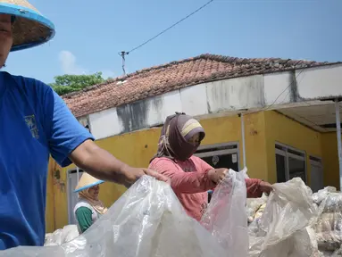 Pekerja memilah sampah plastik untuk dikeringkan sebelum proses daur ulang di Desa Tanjungrejo, Kecamatan Jekulo, Kudus, Jawa Tengah , (6/1/2016). Harga perkilo plastik bekas ini mencapai Rp.1200.00 dalam kondisi kering. (Liputan6.com/Gholib)