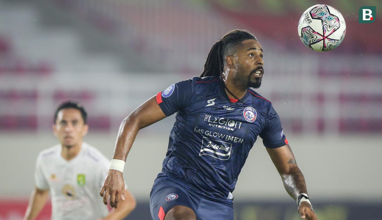 Nama pertama ada bomber andalan Arema FC, Carlos Fortes. Belum ada kabar resmi mengenai absennya pemain berkebangsaan Portugal ini. Hal tersebut memaksa pelatih Eduardo Almeida harus memainkan Kushedya Hari Yudo dan gagal mencetak gol. (Bola.com/Bagaskara Lazuardi)