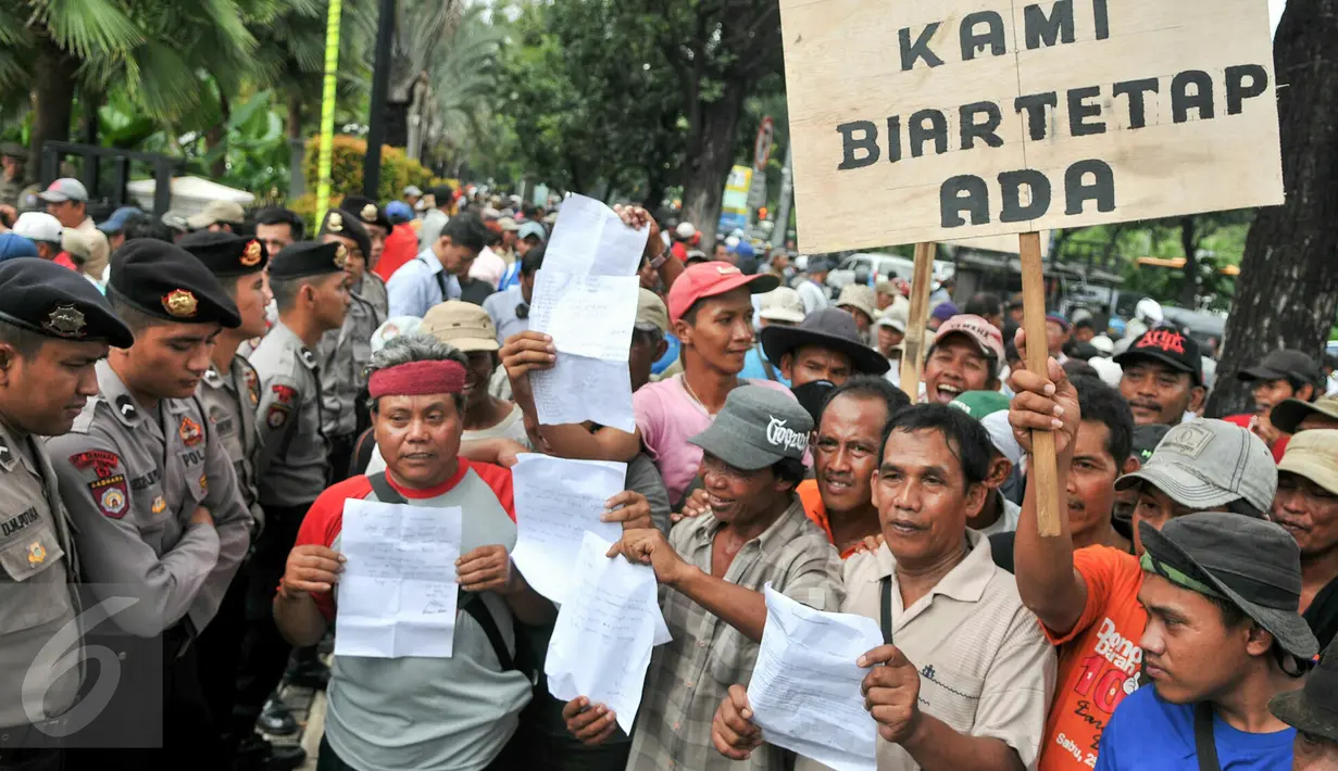 Ratusan tukang becak membawa surat untuk Gubernur DKI, Basuki Tjahaja Purnama saat melakukan unjuk rasa di depan Balai Kota Jakarta, Kamis (28/1). Aksi tersebut terkait larangan para tukang becak untuk beroperasi. (Liputan6.com/Yoppy Renato)