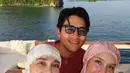 Ikut dalam rombongan, Cinta Laura juga Lebaran di Raja Ampat dengan wajah glowing. Ia hanya memulas lipstik nude berbalut mukena soft pink [@lunamaya]