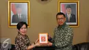 Direktur SCM, Harsiwi Achmad menyerahkan buku Di Balik Layar Liputan6 kepada Menag Lukman Hakim Saifuddin saat melakukan audiensi di Jakarta, Jumat(27/5). Pertemuan membahas sejumlah hal jelang bulan suci Ramadan. (Liputan6.com/Helmi Fithriansyah)