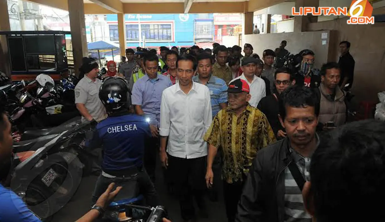 Jokowi kembali melakukan blusukan ke pasar tradisional usai berkampanye di daerah Cipanas, Jawa Barat (Liputan6.com/Herman Zakharia)