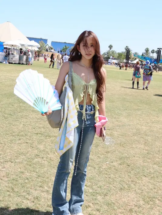 Kali ini, ia kenakan butterfly top dengan celana jeans. Kalung panjang mutiara lengkapi busana Dita [@hey__deets]