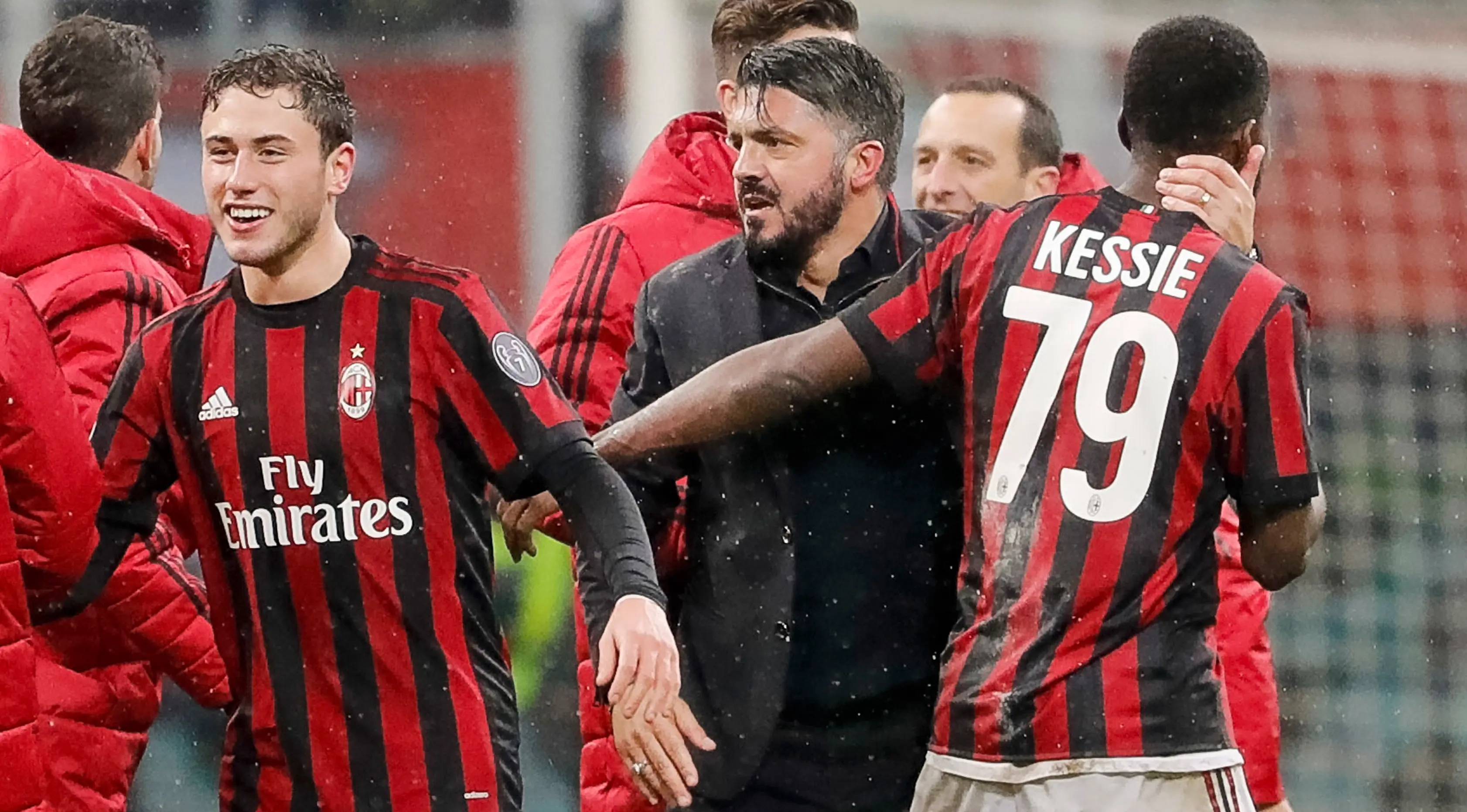 Pelatih AC Milan, Gennaro Gattuso bersama Franck Kessie dan Davide Calabria merayakan kemenangan atas Inter Milan pada laga perempat final Coppa Italia di San Siro, Kamis (28/12). AC Milan sukses melaju ke semifinal usai menang 1-0. (AP/Antonio Calanni)