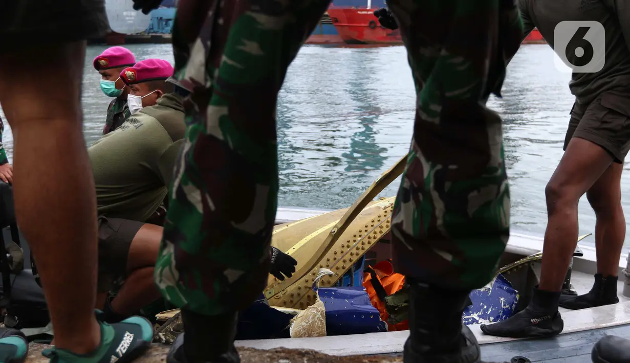 Tim selam Marinir TNI AL berhasil menemukan dan mengevakuasi serpihan pesawat Sriwijaya Air SJ 182 yang kemudian diserahkan ke Basarnas, Kepolisian, serta KNKT di Dermaga JICT 2, Jakarta, Minggu (10/1/2021). (Liputan6.com/Helmi Fithriansyah)