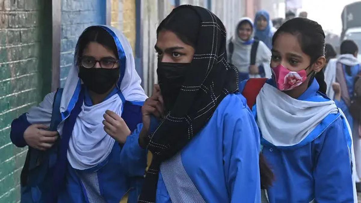 Menembus Selimut Kabut Asap, Pelajar di Pakistan Kembali ke Sekolah
