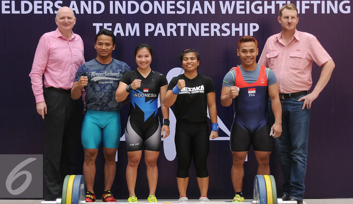 Duta Besar Australia untuk Indonesia, Paul Grigson (kiri) berfoto bersama empat atlet angkat besi Indonesia usai peluncuran kerjasama Elders dengan PB PABBSI di Kedubes Australia, Jakarta, Selasa(3/5/2016). (Liputan6.com/Helmi Fithriansyah)