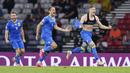 Pemain Timnas Ukraina, Artem Dovbyk, melakukan selebrasi dengan melepas jerseynya usai mencetak gol ke gawang Swedia pada babak 16 besar Euro 2020 di Stadion Hampden Park, Selasa (29/7/2021). (Stu Forster/Pool via AP)