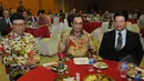 Ketua KPU, Husni Kamil Manik  (kanan) saat menghadiri penyerahan DAK2 di Kantor Kemendagri, Jakarta, Jumat (17/4/2015). DAK2 ini akan digunakan oleh KPU Provinsi dan Kabupaten/Kota untuk keperluan pilkada serentak. (Liputan6.com/Herman Zakharia)