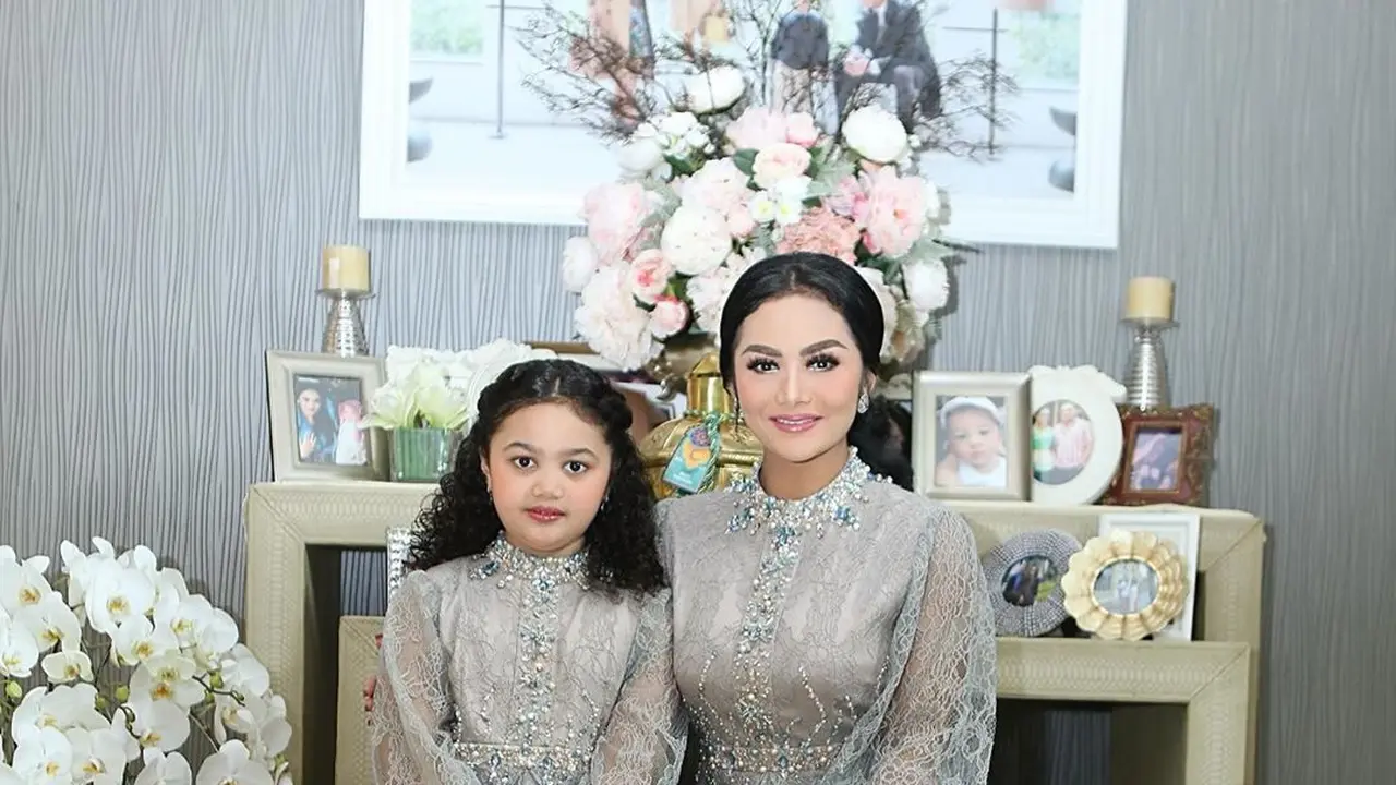 6 Potret Kompak Krisdayanti dan Amora Pakai Baju Kembar, Memesona