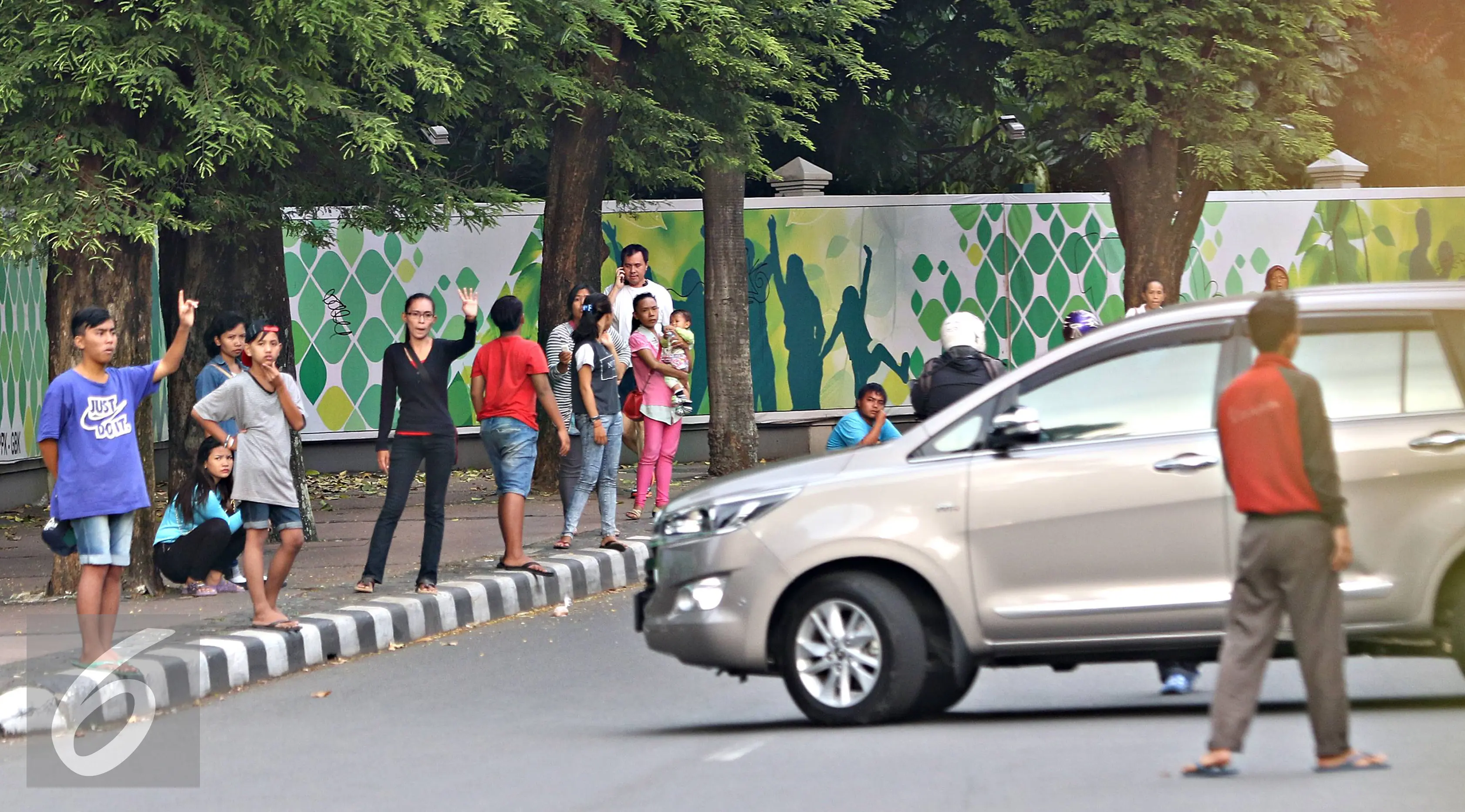 Joki 3 in 1 kepada kendaraan roda empat di Senayan, Jakarta, Selasa (29/3). Akibat banyaknya anak yang dieksploitasi menjadi penumpang sewaan Gubernur Ahok berencana menghapus kebijakan 3 in 1 di jalan-jalan protokol. (Liputan6.com/Immanuel Antonius)