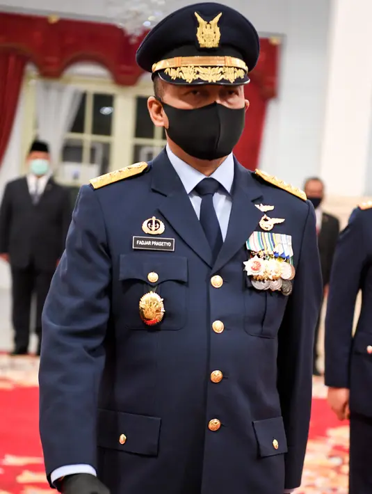 Marsekal TNI Fadjar Prasetyo bersiap dilantik sebagai Kepala Staf Angkatan Udara (KSAU) di Istana Negara, Jakarta, Rabu (20/5/2020). Presiden Joko Widodo secara resmi melantik Laksamana TNI Yudo Margono sebagai KSAL dan Marsekal TNI Fadjar Prasetyo sebagai KSAU. (ANTARA FOTO/Hafidz Mubarak A/POOL)