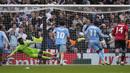 Striker Coventry City, Haji Amir Wright (kedua kanan) mencetak gol penyeimbang 3-3 ke gawang Manchester United lewat eksekusi penalti pada laga semifinal Piala FA 2023/2024 di Wembley Stadium, London, Minggu (21/4/2024). (AP Photo/Alastair Grant)
