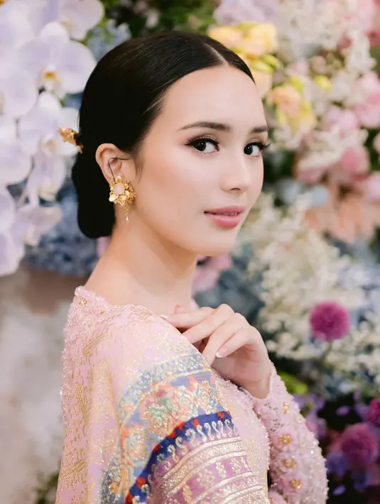 Wajahnya dirias flawless yang tak tampak berlebihan. Nuansa merah muda yang super lembut dan membaur sempurna di kulitnya membuat Beby Tsabina justru tampil super cantik. [Foto: Instagram/bebytsabina]