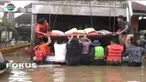 Deden, meninggal akibat sakit jantung dan liver menahun. Ia bertahan di lokasi banjir dan memilih bertahan di rumah lantai dua ketimbang mengungsi.