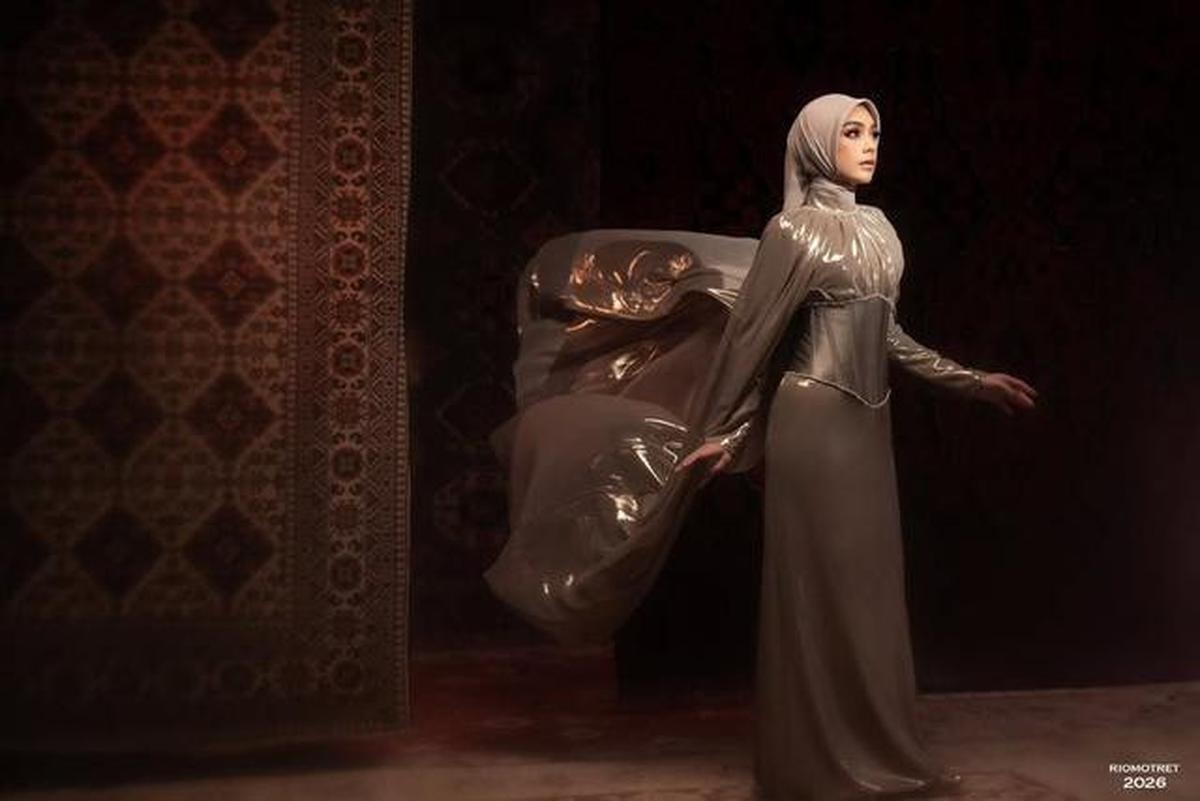 8 Potret Celine Evangelista Pakai Gaun Cape Elegan, Tampil Anggun dalam Balutan Hijab yang Menawan