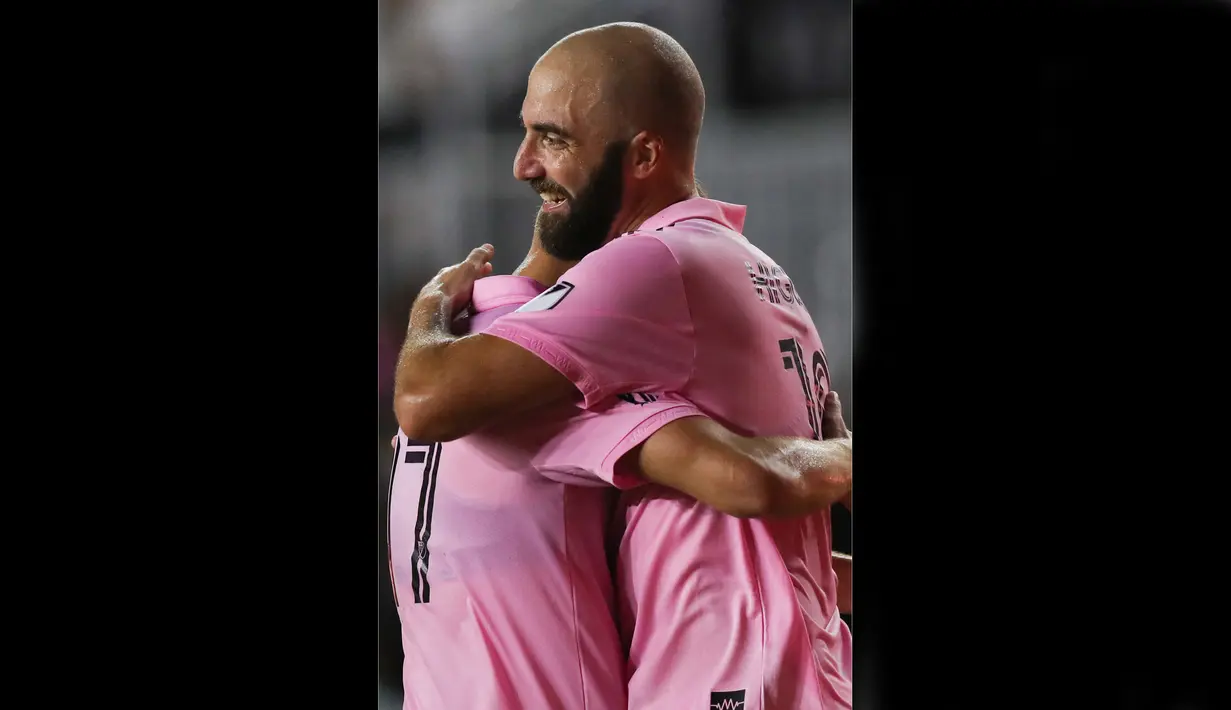 Gonzalo Higuain mengumumkan pensiun dari lapangan hijau pada bulan Oktober lalu. Dia menutup kariernya di klub MLS Inter Miami. Higuain memulai karier sepak bola bersama River Plate. Striker Argentina tersebut kemudian pindah dan membesarkan namanya ke Eropa dengan bermain untuk Real Madrid. (AFP/Getty Images/Lauren Sopourn)