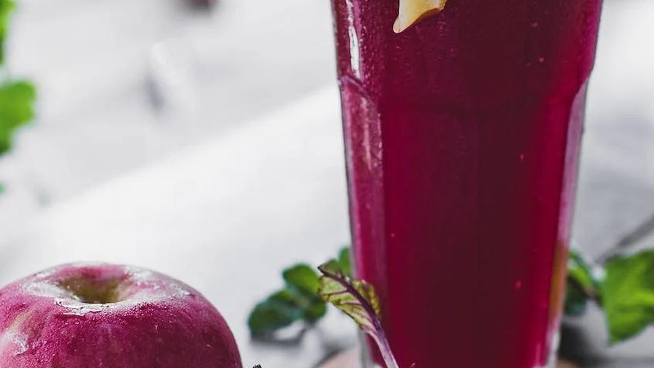 7. Smoothie Apel, Wortel, dan Bit: Nutrisi untuk Paru-paru Sehat