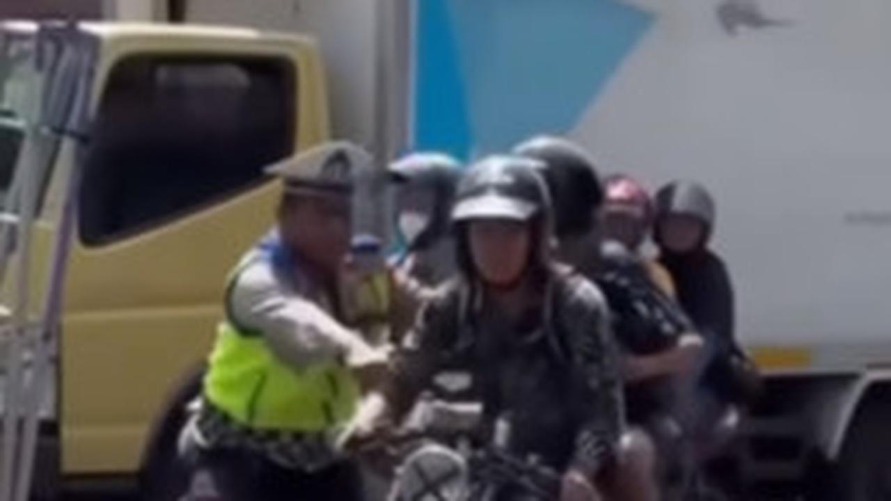 Nekat Terobos saat Razia Knalpot hingga Seret Petugas, Ending Dua Pria Pemotor Ini Bikin Ngakak
