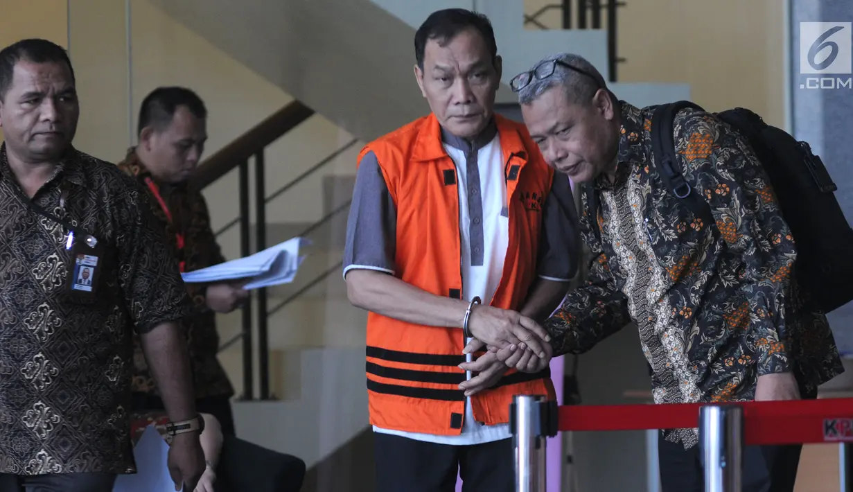 Hakim PN Balikpapan nonaktif Kayat (tengah) usai menjalani pemeriksaan di Gedung KPK, Jakarta, Jumat (30/8/2019). Kayat diperiksa sebagai tersangka untuk melengkapi berkas terkait dugaan suap memengaruhi vonis bebas Sudarman yang menjadi terdakwa dalam kasus pemalsuan surat. (merdeka.com/DwiNarwoko)
