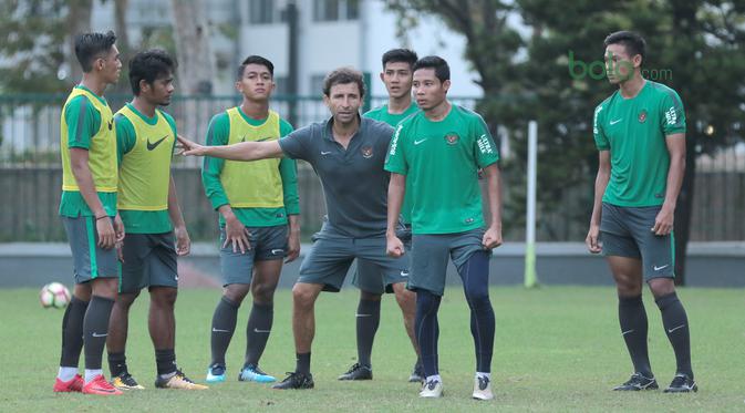 Pelatih timnas Indonesia U-23, Luis Milla memberikan instruksi saat sesi di Lapangan ABC, Senayan, (24/4/2018). Timnas akan mengikuti turnamen PSSI Anniversary 27 April-3 Mei 2018. (Bola.com/Nicklas Hanoatubun)
