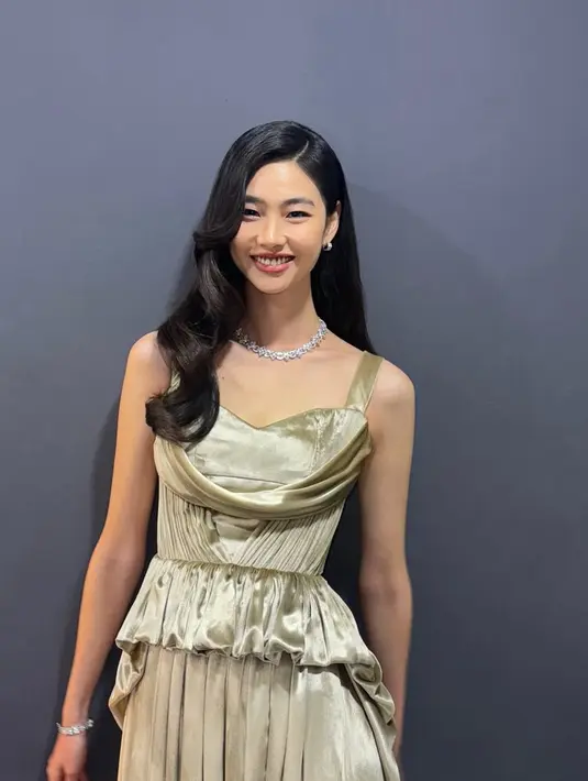 <p>Jung Ho-yeon tampil dengan gaun sleeveless warna gold dipadukan kalung silver tanpa liontin dan anting-anting minimalis. Rambut panjang hitam terurai bergaya wavy. [@bhent_official]</p>