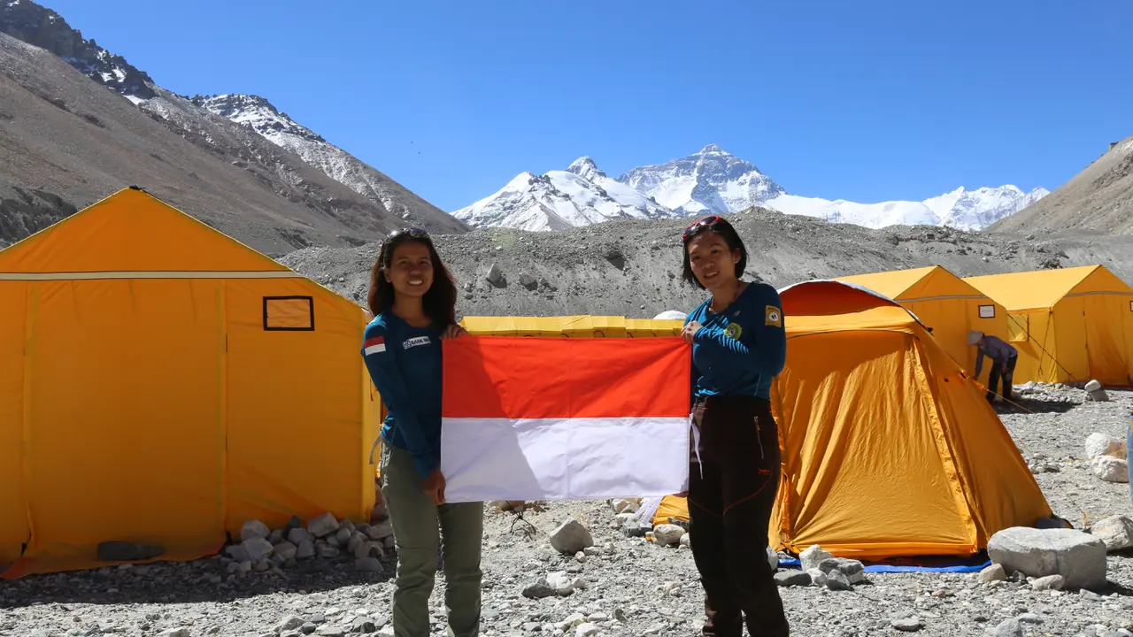 Mathilda dan Fransiska mengibarkan Bendera merah putih di Everest Basecamp. (Dok. Tim Wissemu)
