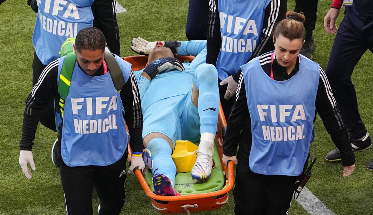 Setelah tidak sanggup melanjutkan laga, Beiranvand akhirnya digantikan Seyed Hossein Hosseini pada menit ke-20. Beiranvand pun harus keluar dengan ditandu tim medis. (AP/Pavel Golovkin)