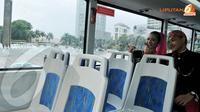 Abang dan None Jakarta berkesempatan menduduki bangku bus wisata bagian atas yang di dominasi warna putih dan biru (Liputan6.com/JohanTallo).