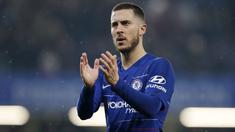 Penyerang Chelsea, Eden Hazard, memberikan aplaus kepada suporter usai laga melawan West Ham United pada laga Premier League 2019 di Stadion Stamford Bridge, Selasa (9/4). Chelsea menang 2-0 atas West Ham United. (AP/Alastair Grant)