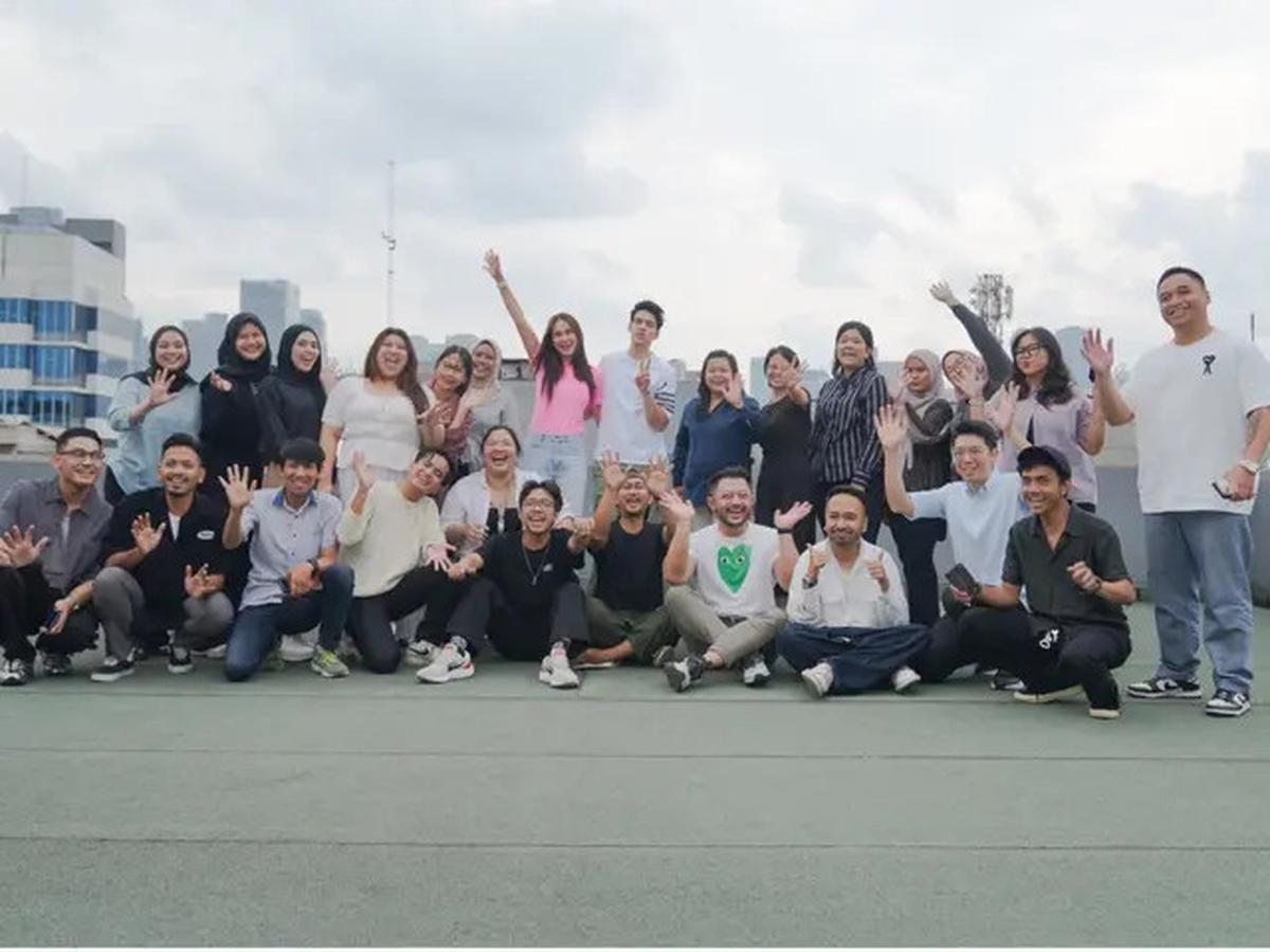 Model Kaus Pink Cantik Luna Maya, Jadi Simpel Berkelas Tanpa Effort Berlebihan