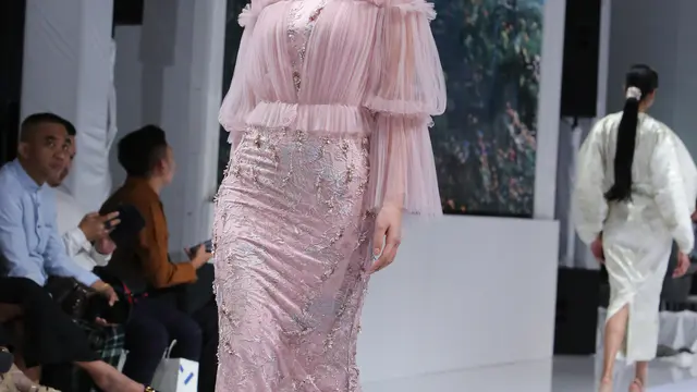 Tampil Feminin di Hari Idul Fitri dengan Koleksi Busana Garapan Desainer Asal Malaysia