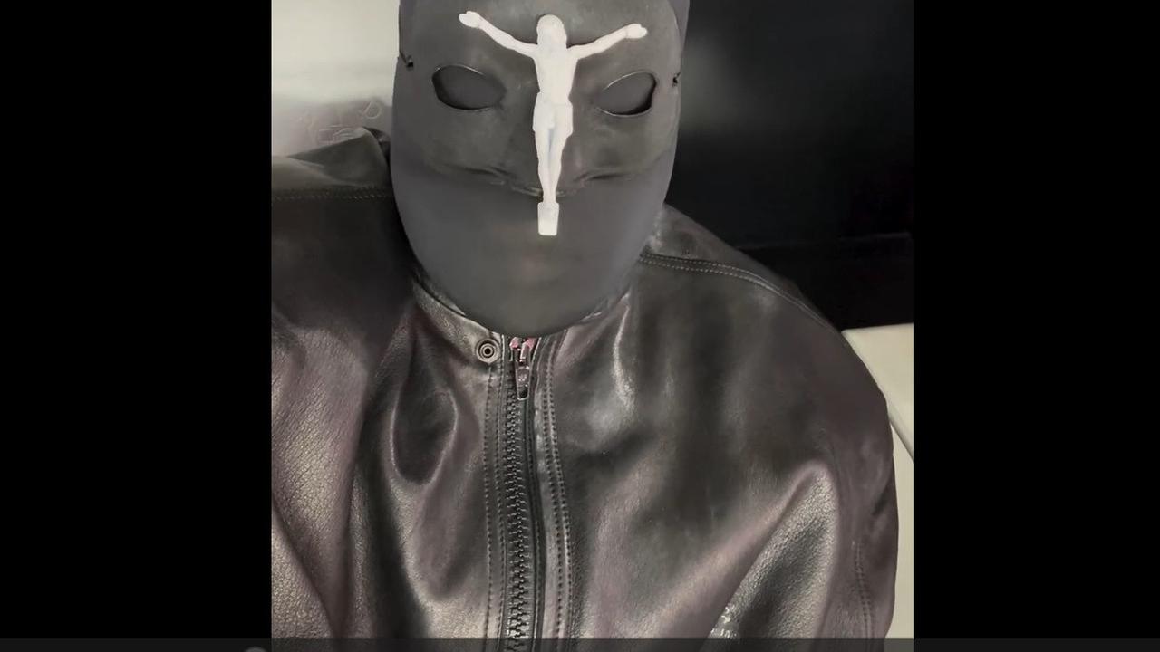 Kanye West Pakai Topeng Alexander McQueen ke Super Bowl 2024, Bikin Umat Kristiani Tersinggung