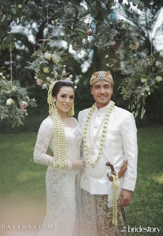 Penampilan Hamish Daud saat mengenakan busana tradisional beskap khas Sunda. Sumber foto: Bridestory.com.