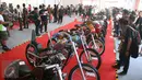  Pengunjug melihat motor di pameran Tumplek Blek 2017 di Senayan, Jakarta, Sabtu (1/4). Otobursa Tumplek Blek 2017 menampilkan sekitar 400 lapak dan bursa seputar dunia otomotif, spare parts, aksesori, dan banyak lagi. (Liputan6.com/Angga Yuniar)