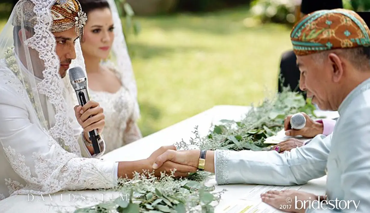 Hamish Daud dan Raisa saat melangsungkan akad nikah dengan Hamish Daud. Daud. Pernikahan Raisa dan Hamish Daud akan tercatat di KUA Tanah Abang, Jakarta Pusat. (Facebook/Bridestory Indonesia)