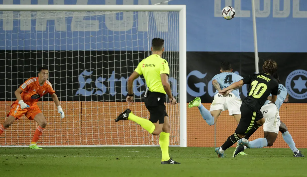 Sebelum turun minum, Real Madrid mampu unggul 2-1 berkat gol cantik Luka Modric pada menit ke-41. Usai menerima umpan David Alaba, Modric melakukan tusukan di sebelah kanan pertahanan Celta Vigo hingga ke sektor tengah luar kotak penalti sebelum akhirnya melepaskan tembakan melengkung yang membuat kiper Agustin Marchesin mati langkah. (AP/Lalo R. Villar)