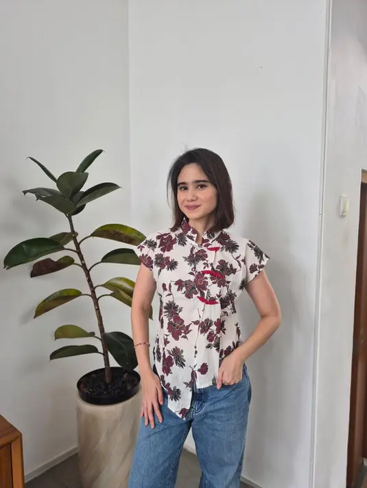 Berkerah mandarin dengan motif bunga deep red jadi inspirasi busana Imlek yang simple nan kasual [@tissabiani]
