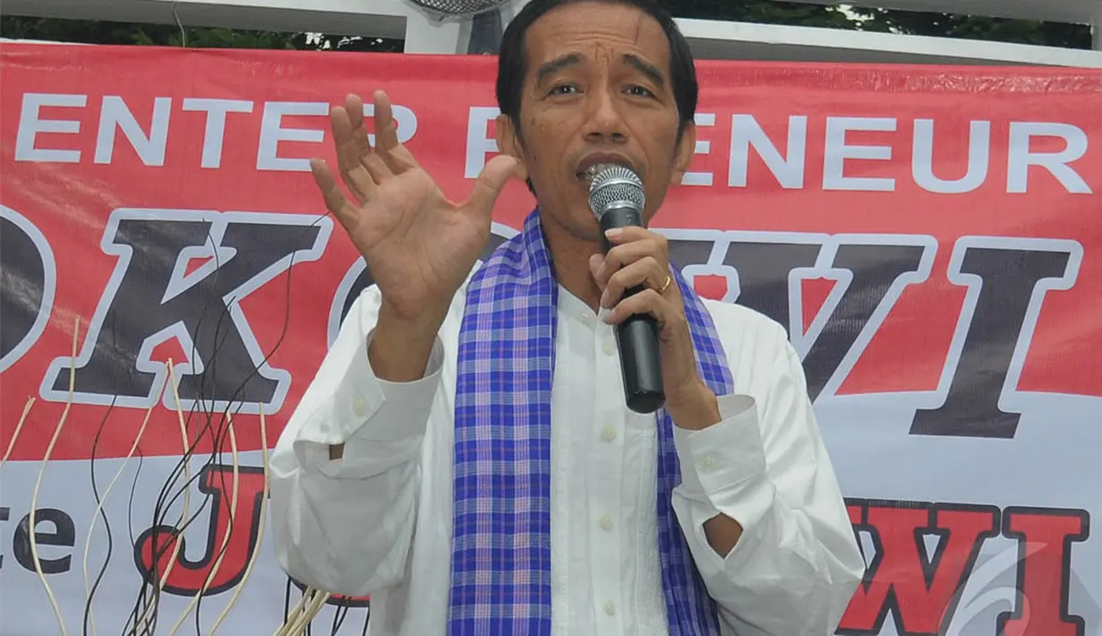 Dalam kesempatan itu, Jokowi juga berbicara tentang dunia ekonomi dan usaha di Indonesia dan Internasional. Ia mengaku paham dengan dunia ekonomi internasional (Liputan6.com/Herman Zakharia).