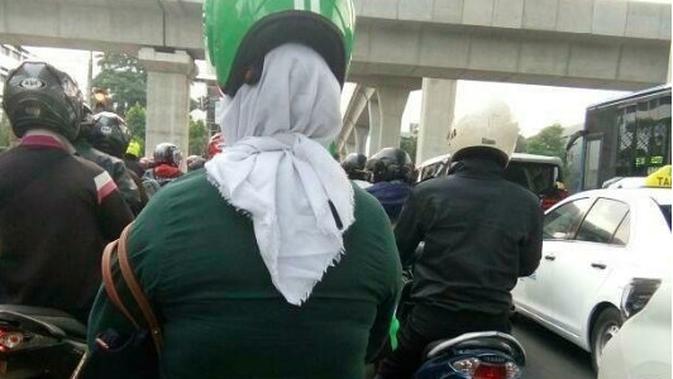 Nyeleneh, 8 Tingkah Kocak Penumpang Ojek Online Saat Pakai Helm