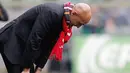 Pelatih AS Roma, Luciano Spalletti terpekur menyaksikan tim asuhannya kalah 2-3 dari Genoa dalam lanjutan Liga Serie A di Stadio Luigi Ferraris, Genova, 15 Maret 2009. AFP PHOTO/FABIO MUZZI